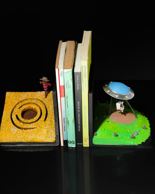Uncoloured Alien Invasion Book End