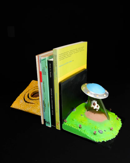 Uncoloured Alien Invasion Book End